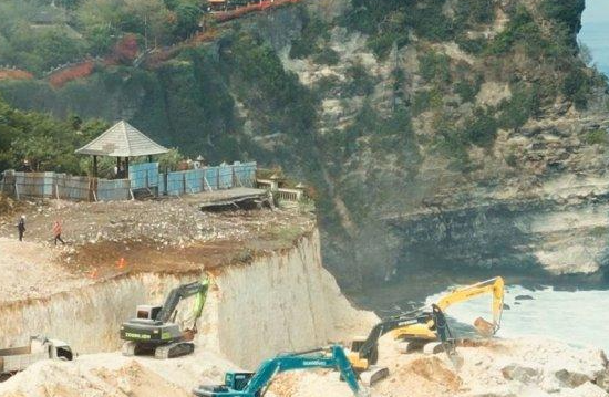 RETAK Tebing Pura Luhur Uluwatu Dibenahi, Pemkab Badung Sebut Bahaya Longsor & Sudah Ada Izin